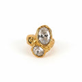 ALIÉA Astrid statement-ring i 18K guld med to klare krystaller og et organisk, nikkelfrit design i rustfrit stål.