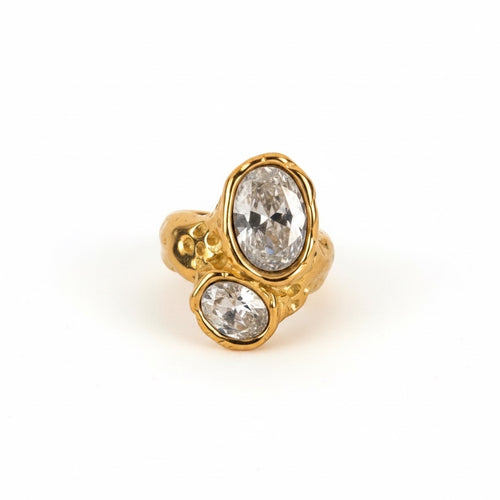 ALIÉA Astrid statement-ring i 18K guld med to klare krystaller og et organisk, nikkelfrit design i rustfrit stål.