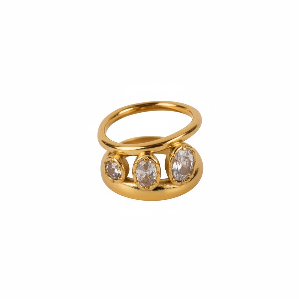 ALIÉA Aurora ring i 18K guldbelagt rustfrit stål med tre ovale zirkonia-sten i et elegant og moderne design.
