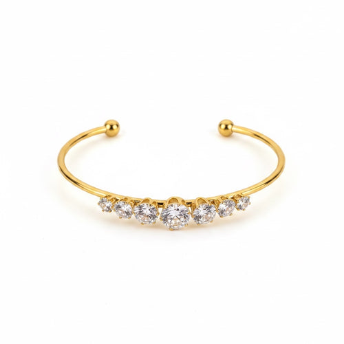 ALIÉA Celeste armbånd i 18K guldbelagt rustfrit stål med funklende zirkonia-sten i et elegant, åbent design.