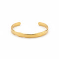 ALIÉA Elara armbånd i guldbelagt rustfrit stål med et elegant, bølgende og organisk design til kvinder.
