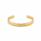 ALIÉA Elara armbånd i guldbelagt rustfrit stål med et elegant, bølgende og organisk design til kvinder.