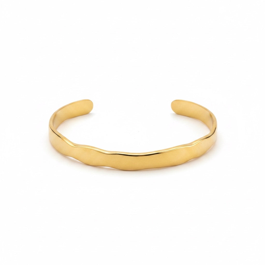 ALIÉA Elara armbånd i guldbelagt rustfrit stål med et elegant, bølgende og organisk design til kvinder.