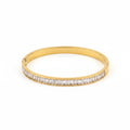 ALIÉA Elva armbånd i 18K guldbelagt rustfrit stål med funklende baguette-slebne zirkoner og elegant kliklås