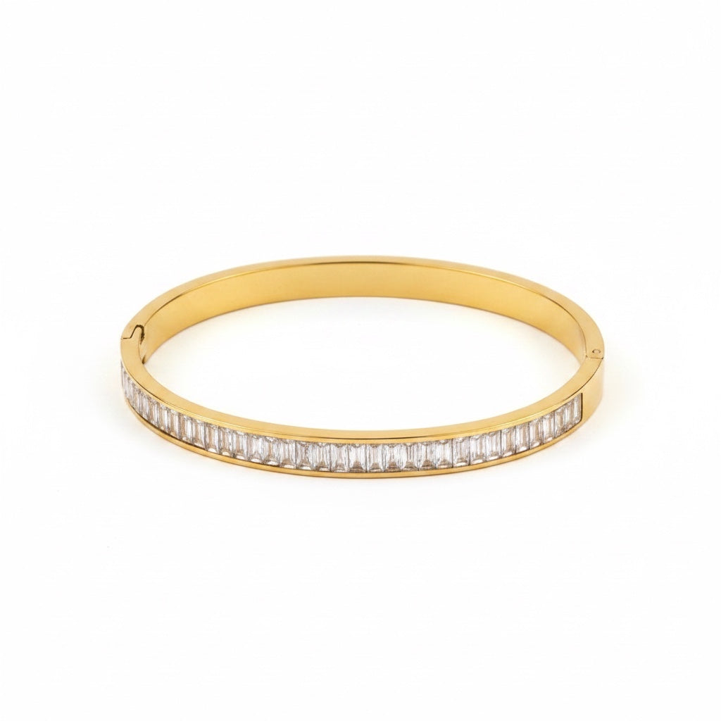 ALIÉA Elva armbånd i 18K guldbelagt rustfrit stål med funklende baguette-slebne zirkoner og elegant kliklås