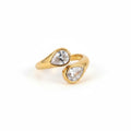 ALIÉA Isabella ring i 18K guldbelagt rustfrit stål med to dråbeformede zirkonsten og justerbart åbent design.