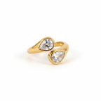 ALIÉA Isabella ring i 18K guldbelagt rustfrit stål med to dråbeformede zirkonsten og justerbart åbent design.