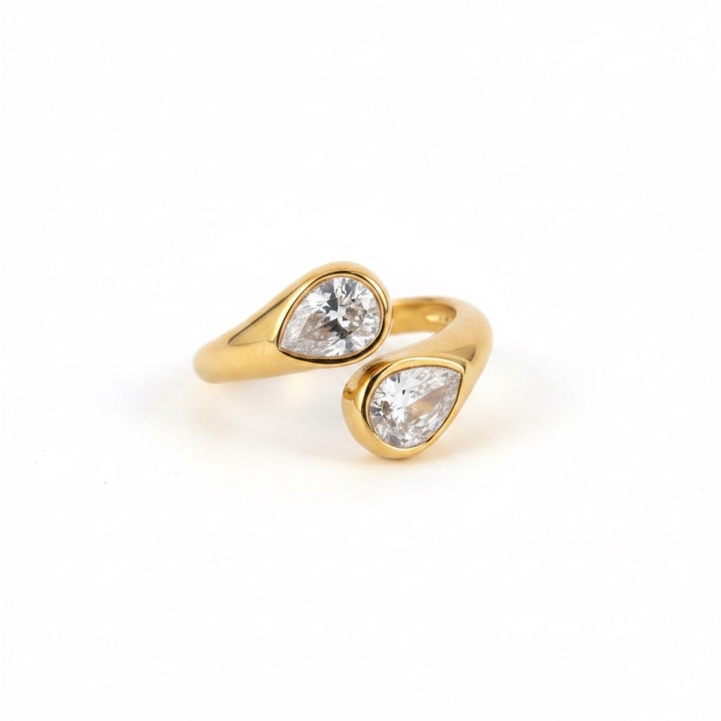 ALIÉA Isabella ring i 18K guldbelagt rustfrit stål med to dråbeformede zirkonsten og justerbart åbent design.