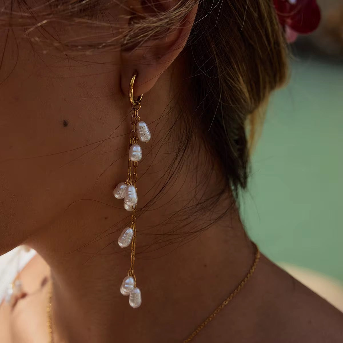 ALIÉA Lilly kædeøreringe i 18K forgyldt stål med hvide ferskvandsinspirerede perler og elegant langt design