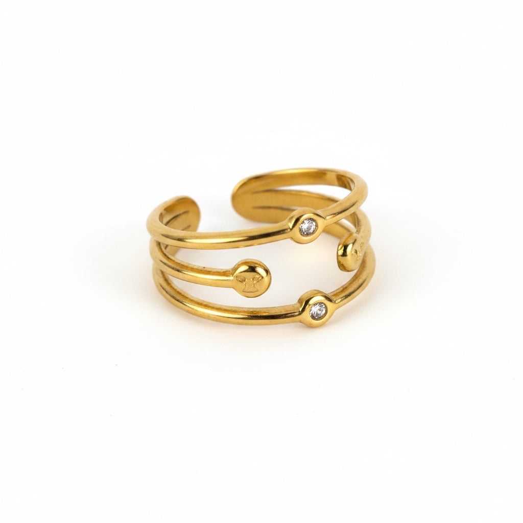 ALIÉA Nina ring i 18K guldbelagt rustfrit stål med åbent design, zirkoner og minimalistisk udtryk.