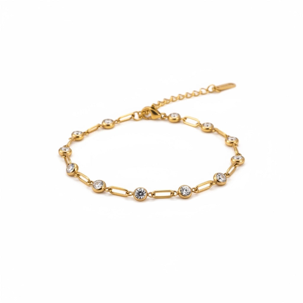ALIÉA Noelle armbånd i 18K guldbelagt rustfrit stål med fine zirkonia-sten og aflange led i et elegant design.