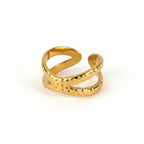 ALIÉA Nova ring i 18K guldbelagt rustfrit stål med organisk krydsdesign og en smuk struktureret overflade.