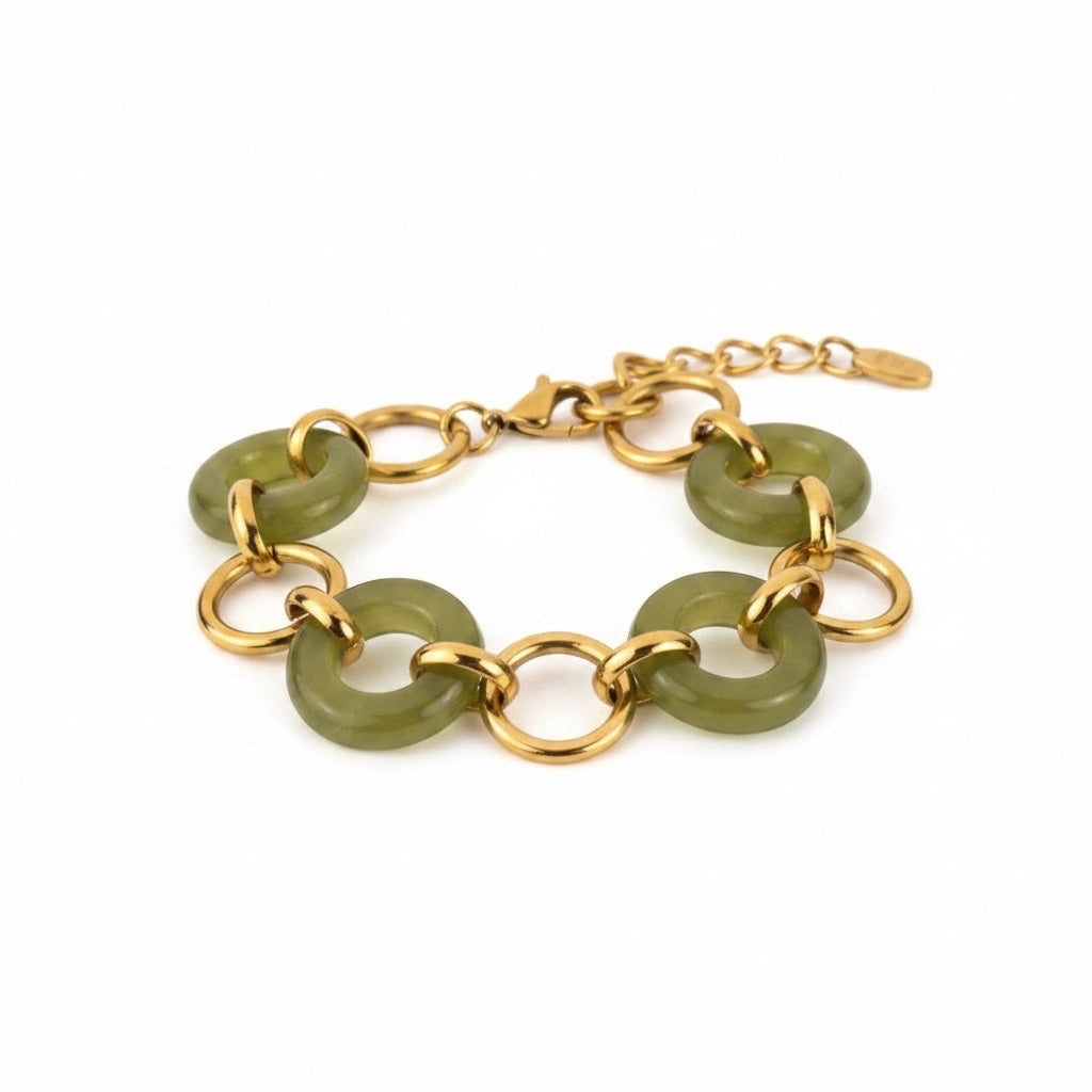 ALIÉA Olivia armbånd i rustfrit stål med 18K guldbelægning og grønne resin-ringe i et elegant moderne design.