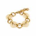 ALIÉA Olivia armbånd i 18K guldbelagt rustfrit stål med elegante ivoryfarvede resin-ringe i et moderne design.