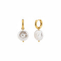 ALIÉA Pearla hoops i 18K guldbelagt stål med hvide ferskvandsperler i et elegant og moderne design.