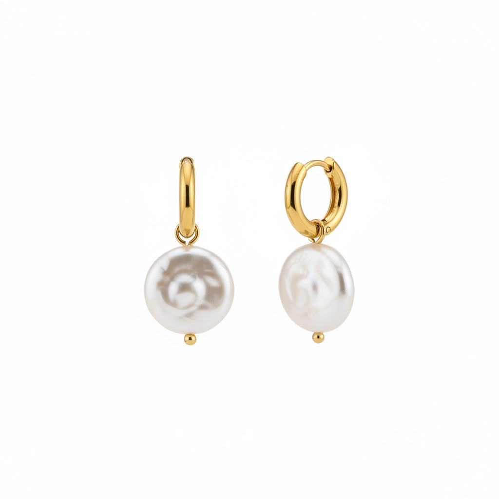 ALIÉA Pearla hoops i 18K guldbelagt stål med hvide ferskvandsperler i et elegant og moderne design.