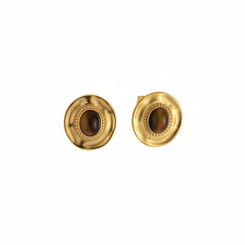 ALIÉA Saga ørestikker i 18K guld med brun Tiger Eye sten og vintageinspireret rundt design i rustfrit stål.