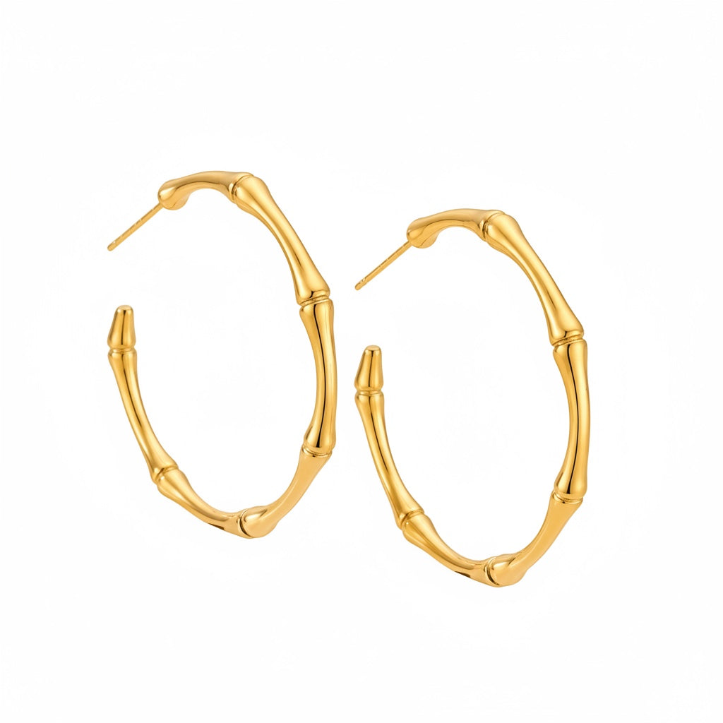 ALIÉA Sahara Hoops øreringe i 18K guldbelagt rustfrit stål med organisk bambus-inspireret design og blank finish.