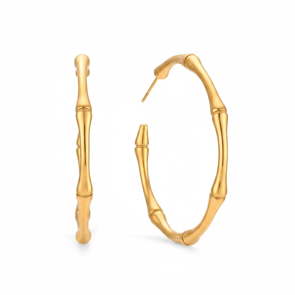 ALIÉA Sahara Hoops øreringe i 18K guldbelagt rustfrit stål med organisk bambus-inspireret design og blank finish.