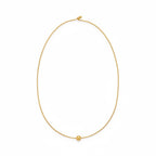 ALIÉA Selene Y-halskæde i 18K guldbelagt rustfrit stål med elegant snake chain og dekorativ guldkugle.