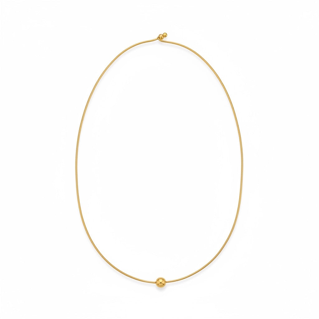 ALIÉA Selene Y-halskæde i 18K guldbelagt rustfrit stål med elegant snake chain og dekorativ guldkugle.