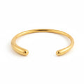 ALIÉA Sienna cuff-armbånd i 18K guldbelagt rustfrit stål med et minimalistisk og åbent design.