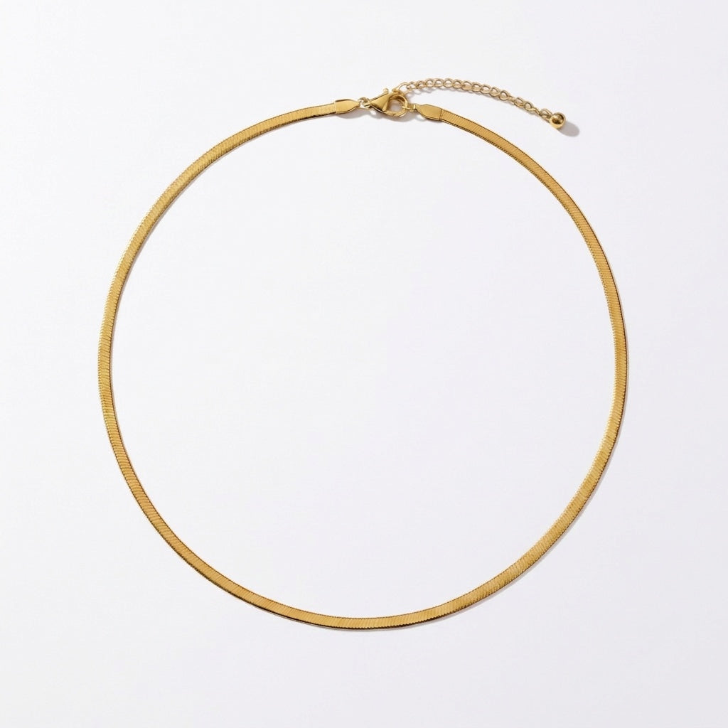ALIÉA Sienna snake halskæde i guldbelagt rustfrit stål med et minimalistisk og elegant fladt design.