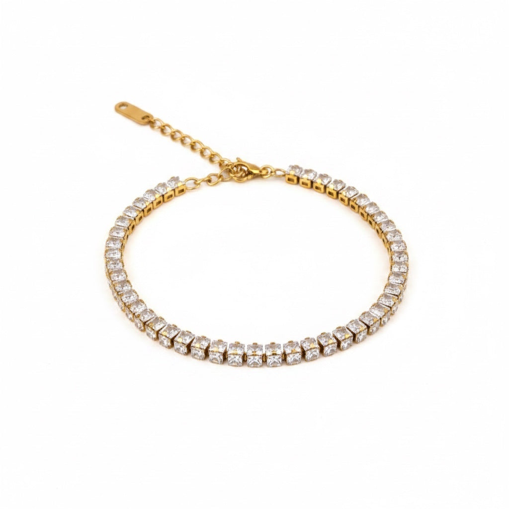 ALIÉA tennisarmbånd i 18K forgyldt rustfrit stål med glitrende zirkonia sten og justerbar forlængerkæde.