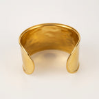 ALIÉA Valencia Cuff armbånd i blankt 18K guldbelagt rustfrit stål med et moderne og justerbart design.