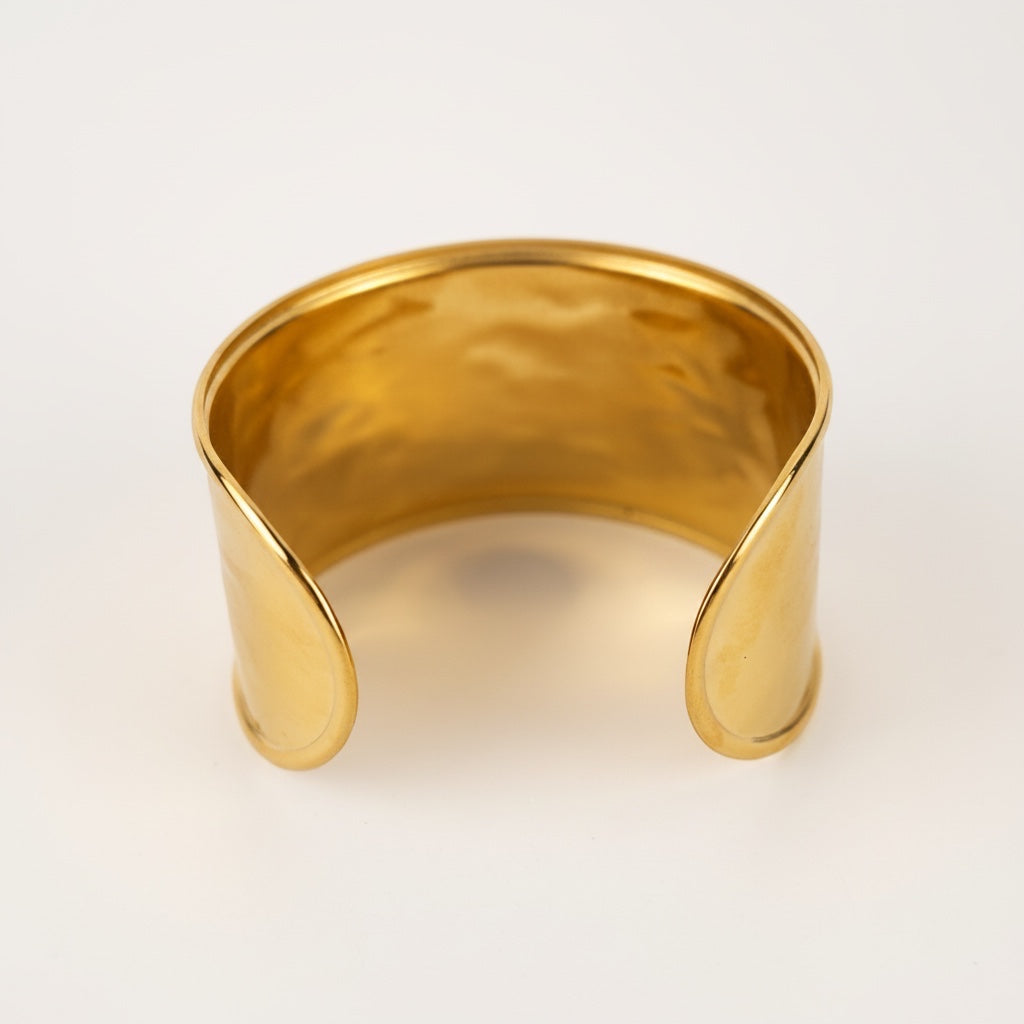 ALIÉA Valencia Cuff armbånd i blankt 18K guldbelagt rustfrit stål med et moderne og justerbart design.