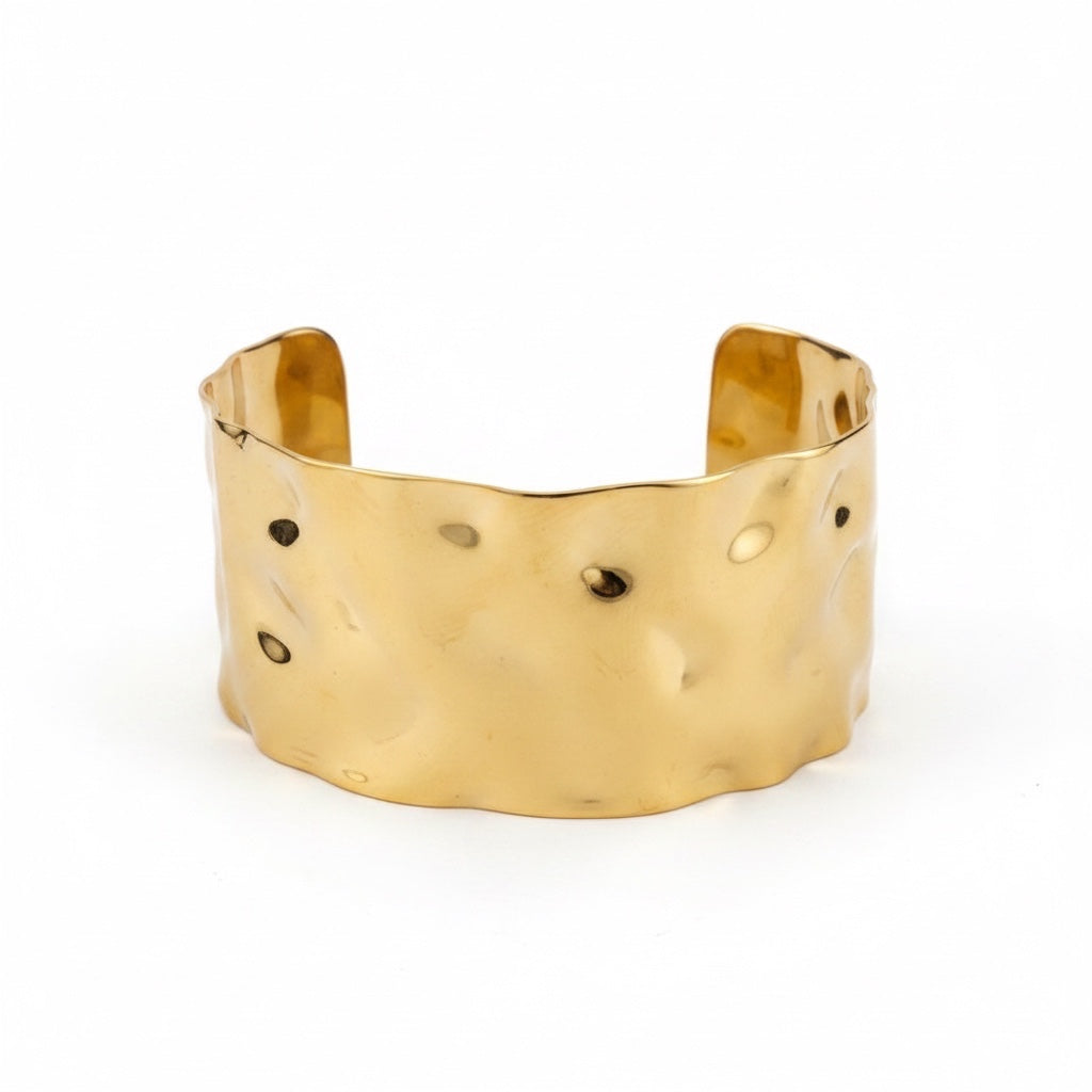 ALIÉA Valentina cuff-armbånd i guldbelagt rustfrit stål med en elegant, hamret organisk overflade.